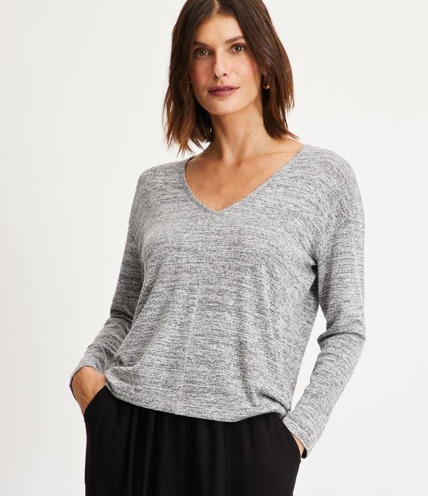 Blusa em Meia Malha Texturizada com Decote V - 1
