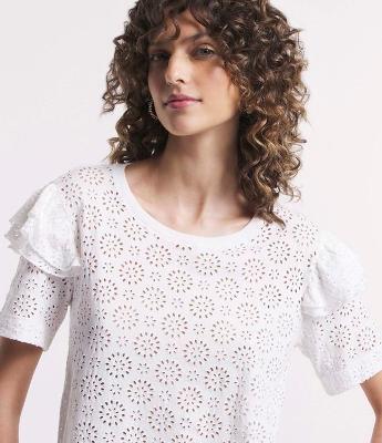 Blusa em Meia Malha com Babado no Ombro e Textura Vazada
