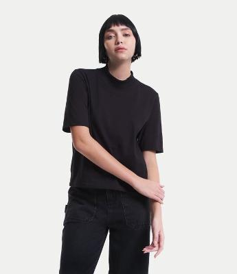 Camiseta em Algodão com Golinha Alta e Manga Curta