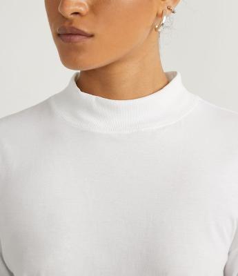 Camiseta em Algodão com Golinha Alta e Manga Curta