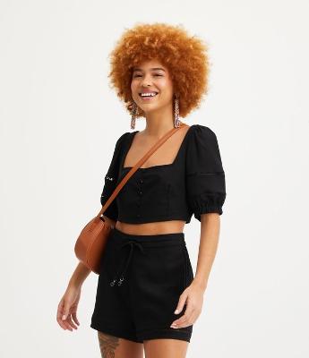 Blusa Cropped em Linho com Manga Bufante e Lastex nas Costas
