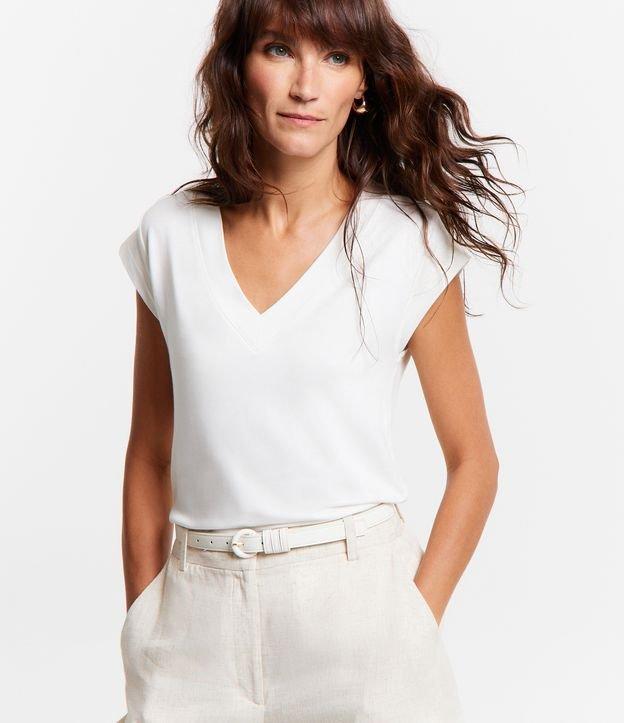 Blusa sem Manga em Viscose com Decote V Pespontada - 1