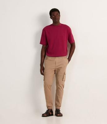 Calça Jogger Cargo em Sarja com Cós Elástico e Barra Ajustada