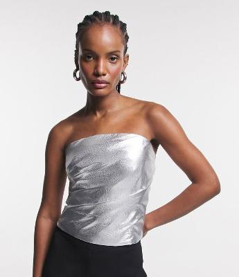 Blusa Tomara que Caia Alfaiatada em Tecido Metalizado com Detalhe Drapeado