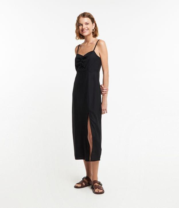 Vestido Midi em Linho com Franzido no Busto e Fenda - 1