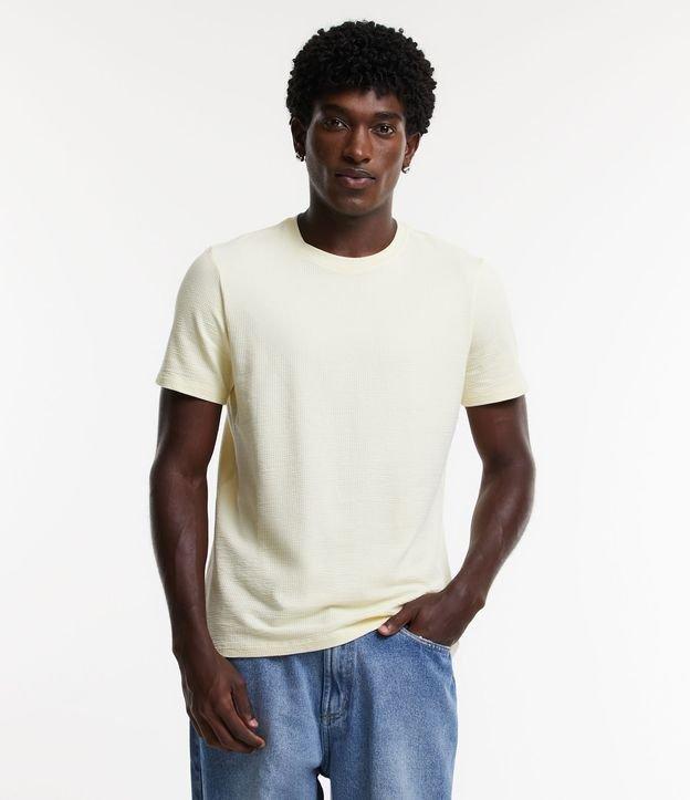 Camiseta Regular em Ana Ruga com Textura e Manga Curta - 1