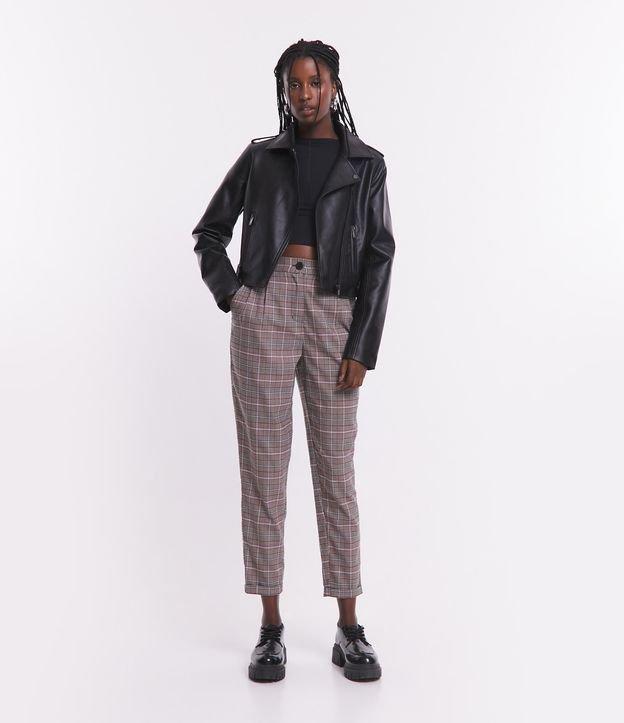 Calça Cenoura em Alfaiataria Xadrez - 1