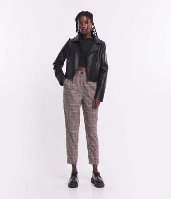 Calça Cenoura em Alfaiataria Xadrez