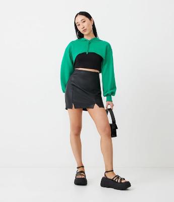 Saia Curta em Material Sintético com Fendas Frontais