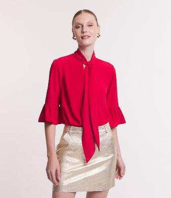 Blusa Manga Curta em Crepe com Laço na Gola Alta