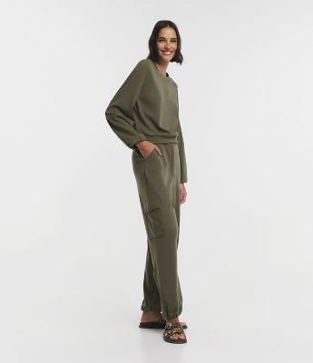 Calça em Suedine com Bolsos Laterais e Cós Elástico