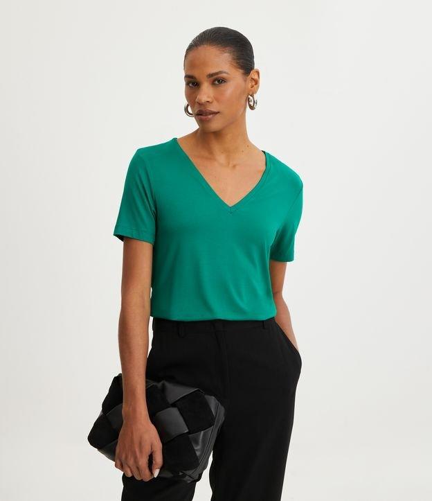 Blusa Básica em Viscose com Decote V - 1