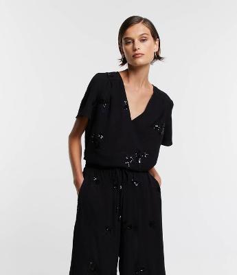 Blusa com Decote V e Bordado Paetê