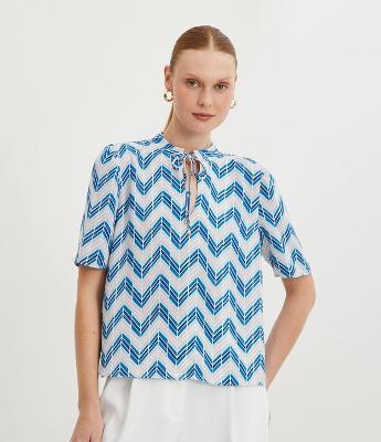 Blusa em Crepe com Manga Curta Bufante e Amarração no Decote