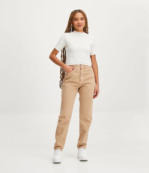 Calça Mom Cintura Alta em Sarja com Bolsos - 1