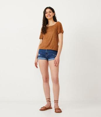 Short Hot Pants em Jeans com Puídos e Barra Dobrada