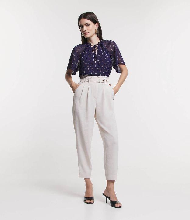 Calça Cenoura Texturizada com Cinto e Cós Elástico - 1