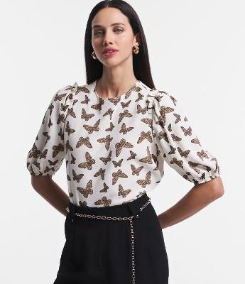 Blusa Manga Curta em Crepe com Borboletas Estampadas