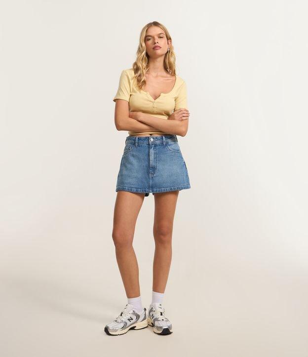 Short Saia em Jeans com Bolsos com Puídos - 3