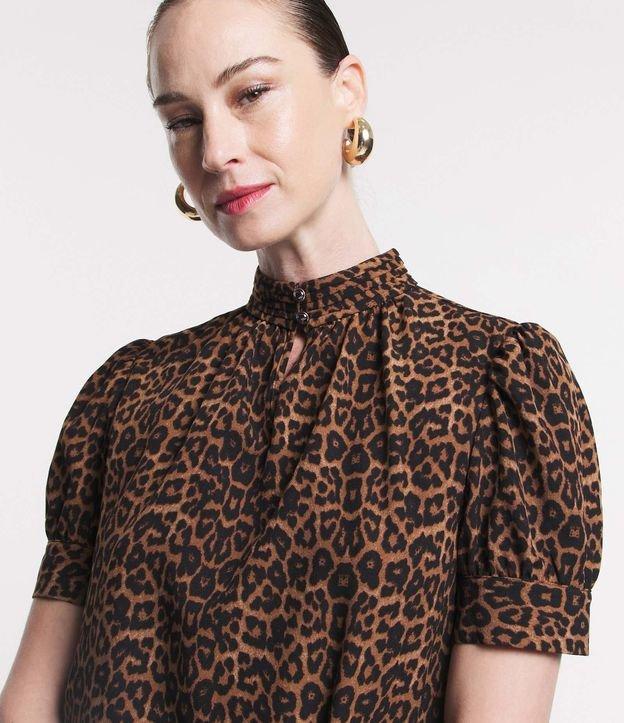 Blusa em Crepe com Golinha Alta e Estampa Animal Print - 1