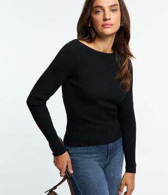Blusa em Tricô com Gola Canoa e Textura Canelada
