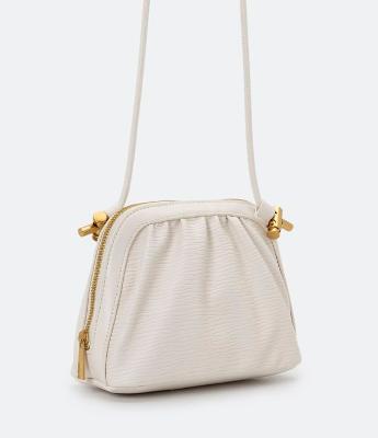 Bolsa Transversal Texturizada com Alça Longa