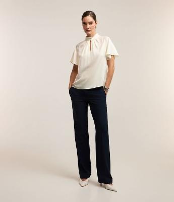 Blusa em Crepe com Gola Torcida e Pregas