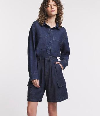 Bermuda Jeans com Pregas e Bolsos Cargo