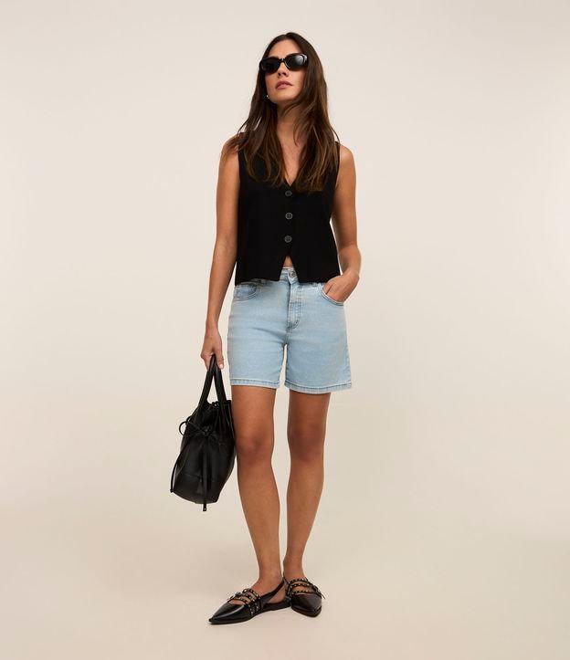 Short Jeans Clássico com Cintura Média - 3