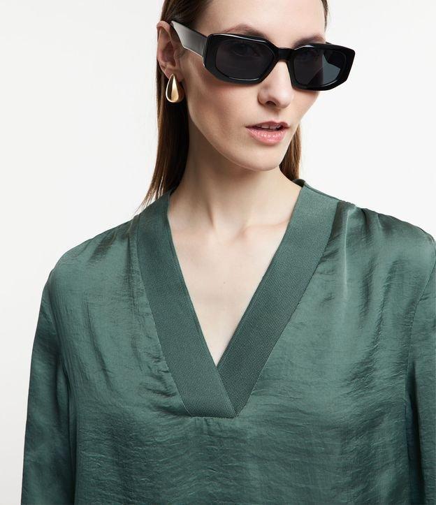 Blusa Acetinada com Decote V e Mangas Bufantes - 2