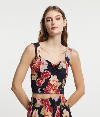 Blusa Cropped Texturizada com Estampa Floral e Pespontos nas Alças
