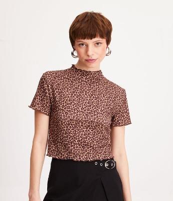 Blusinha Cropped em Ribana com Manga Curta e Estampa Oncinha