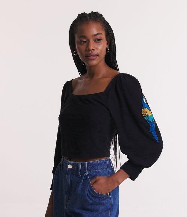 Blusa Curta em Viscose Texturizada com Bordado de Pássaros - 1