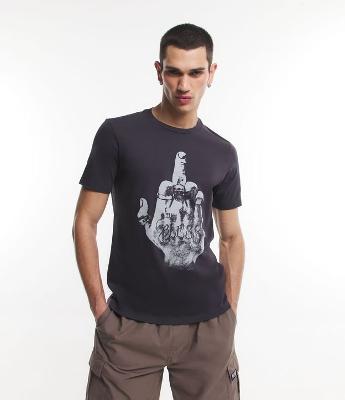 Camiseta Regular em Meia Malha com Estampa Dedo do Meio