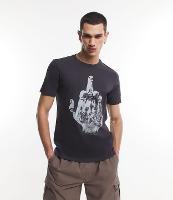 Camiseta Regular em Meia Malha com Estampa Dedo do Meio - 1