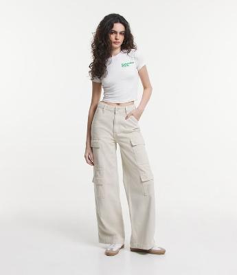 Calça Wide Leg em Sarja com Cintura Alta e Bolsos Cargo