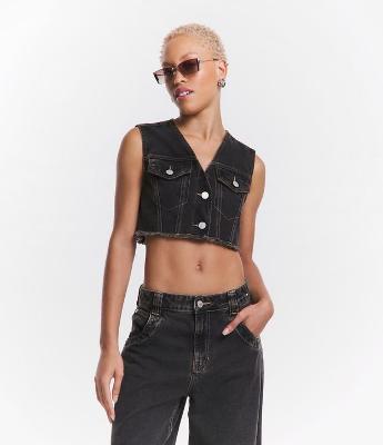 Colete Curto em Jeans com Bolsos