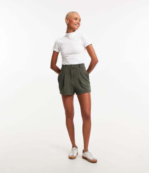 Short em Crepe Alfaiatado com Pregas e Passantes - 1