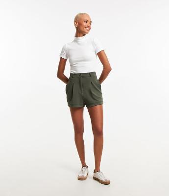 Short em Crepe Alfaiatado com Pregas e Passantes