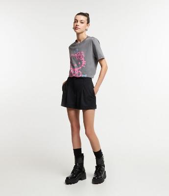 Short em Crepe Alfaiatado com Pregas e Passantes