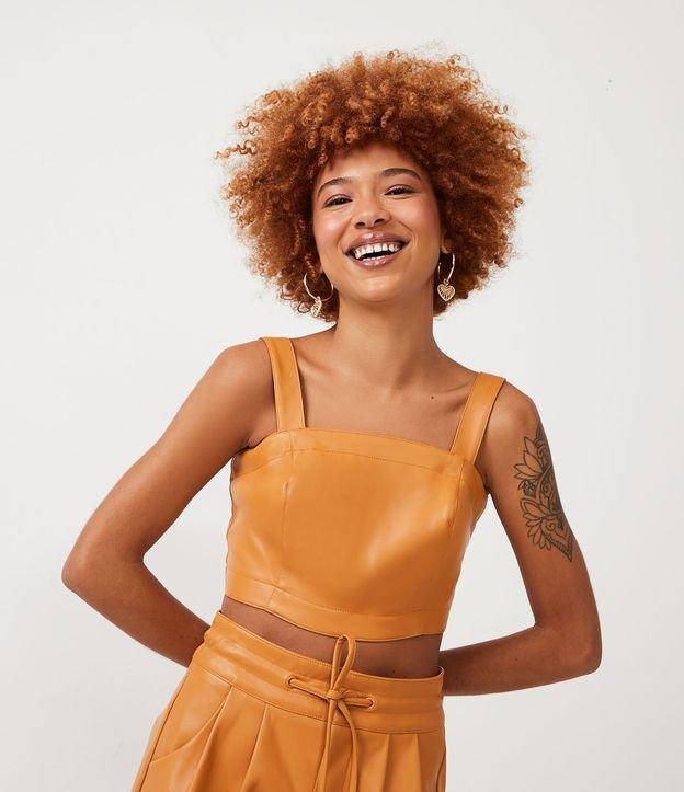 Blusa Cropped Sem Manga em Material Sintético com Lastex - 1
