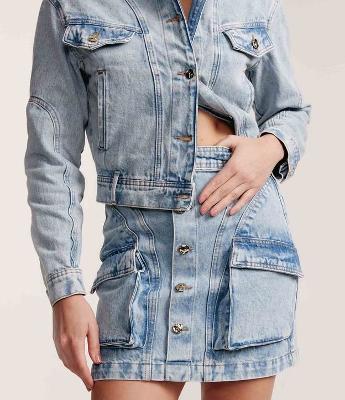 Saia Curta Jeans com Recortes e Bolsos