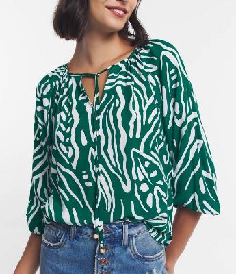 Blusa em Viscose com Amarração na Gola e Estampa Folhagens