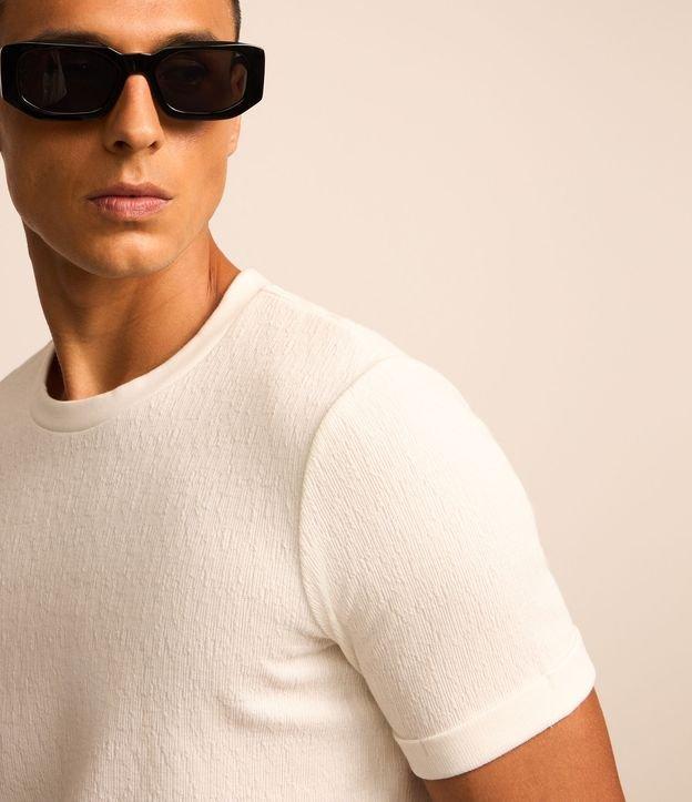 Camiseta Slim em Algodão com Textura e Dobra na Manga - 4