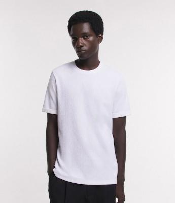 Camiseta Slim em Algodão com Textura e Dobra na Manga