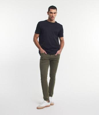 Calça Skinny Básica em Sarja com Elastano e Bolsos