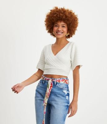 Blusa Cropped em Tricô com Ponto Diferenciado e Manga Curta