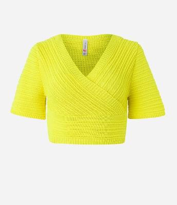 Blusa Cropped em Tricô com Ponto Diferenciado e Manga Curta