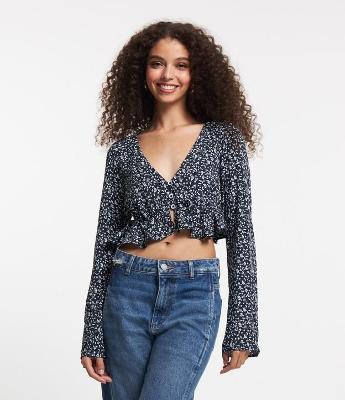Blusa Cropped em Viscose Floral Liberty e Botões Frontais
