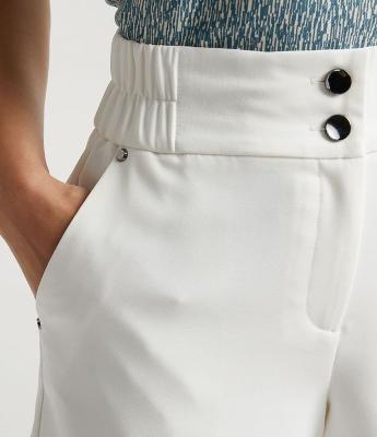 Short Alfaiatado com Cós Elástico e Abotoamento Duplo